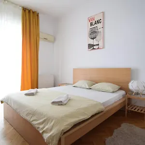 Resedinta Lui Calin - Calea Victoriei Near Royal Palace Bucureşti
